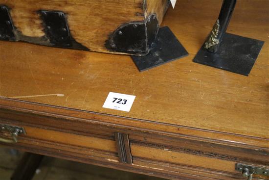 An Edwardian walnut writing table, W.114cm